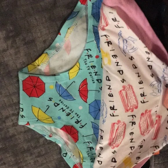 Friends 4 pack of briefs NWOT - Picture 4 of 7